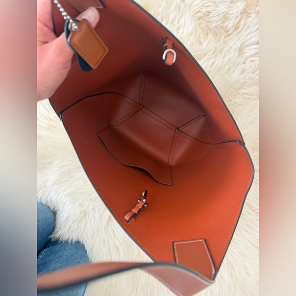 Madison de beaute Marseille chalet Elegant Black and Brown Women's Tote Bag - Picture 5 of 5